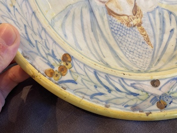 Een Italiaanse majolica schotel met het portret van de Romeinse keizer Claudius, 17e eeuw