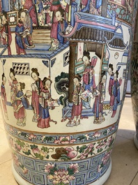 Een paar kapitale Chinese famille rose vazen, 19e eeuw