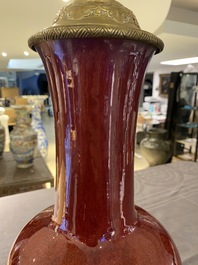 Een Chinese flesvormige vaas met flamb&eacute;-glazuur als lamp gemonteerd, 19e eeuw