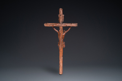 Een naturalistisch gestoken houten crucifix met corpus, wellicht Duitsland, eind 18e eeuw