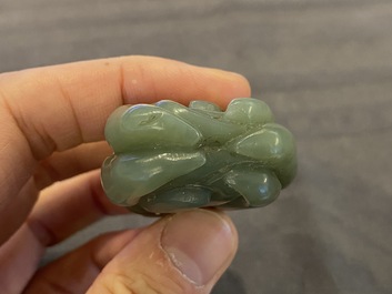 Une tabati&egrave;re en jade blanc et un pendentif en forme de 'main de Bouddha' en jade vert, Chine, Qing