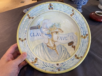 Een Italiaanse majolica schotel met het portret van de Romeinse keizer Claudius, 17e eeuw