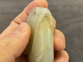 A Chinese white jade snuff bottle and a green jade 'Buddha hand' pendant, Qing