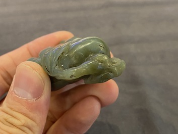 A Chinese white jade snuff bottle and a green jade 'Buddha hand' pendant, Qing