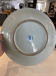 Plat en porcelaine de Chine en bleu et blanc &agrave; d&eacute;cor de lotus, marque et &eacute;poque de Qianlong