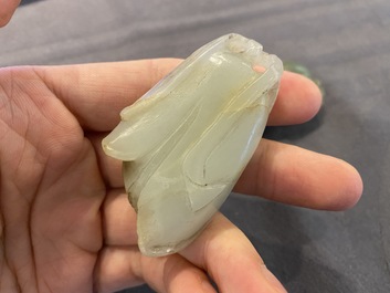 Une tabati&egrave;re en jade blanc et un pendentif en forme de 'main de Bouddha' en jade vert, Chine, Qing