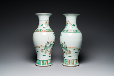 Paire de vases en porcelaine de Chine famille verte &agrave; d&eacute;cor de femmes et gar&ccedil;ons jouant, 19&egrave;me