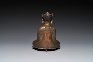 Een Tibetaanse vergulde en verzilverde bronzen figuur van Karmapa IV, Rolpe Dorje (1340-1383), 16e eeuw