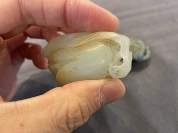 Une tabati&egrave;re en jade blanc et un pendentif en forme de 'main de Bouddha' en jade vert, Chine, Qing