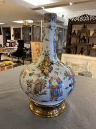 Vase de forme bouteille en porcelaine de Chine famille rose de Canton aux montures dor&eacute;es, 19&egrave;me