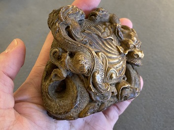 Groupe en pierre &agrave; savon figurant des dragons, Chine, 19&egrave;me