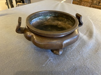 Br&ucirc;le-parfum tripod en bronze en forme de lotus, Chine, fin Ming ou d&eacute;but Qing