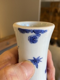 Een Chinese blauw-witte flesvormige vaas met vogels bij bloesems, Transitie periode