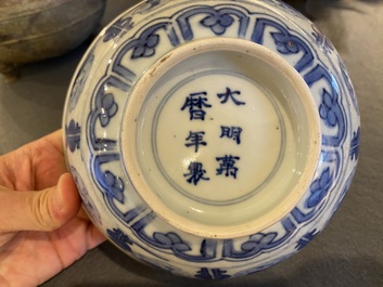 Een Chinese blauw-witte kom en een vaas met lichtbruine fondkleur, Wanli en Kangxi merken, Ming en later