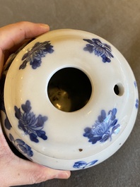 A Chinese blue and white 'Bleu de Hue' water pipe for the Vietnamese market, Lưu hương nh&atilde; ngoạn 雅玩留香 mark, 19th C.