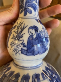 Een Chinese blauw-witte kalebasvaas met figuren in een landschap, Transitie periode