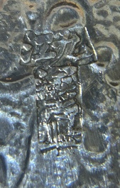 Een Chinese zilveren beker met monogram en een octagonale schotel op drie pootjes, 19/20e eeuw