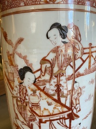 Een Chinese ijzerrode rouleau vaas met dames en jongens, Daoguang merk, 20e eeuw