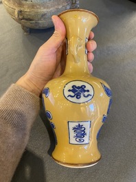 Un bol en porcelaine de Chine en bleu et blanc et un vase &agrave; fond brun, marques de Wanli et Kangxi, Ming et post&eacute;rieur