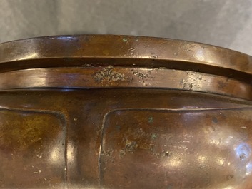 Een Chinese driepotige bronzen wierookbrander in lotusvorm, late Ming of vroege Qing