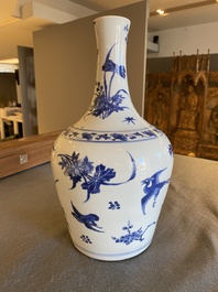 Een Chinese blauw-witte flesvormige vaas met vogels bij bloesems, Transitie periode