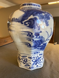 Vase de forme octagonale en porcelaine de Chine en bleu et blanc, &eacute;poque Transition