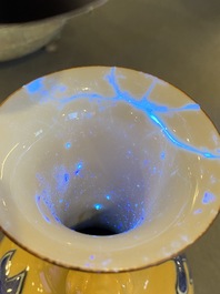 Een Chinese blauw-witte kom en een vaas met lichtbruine fondkleur, Wanli en Kangxi merken, Ming en later