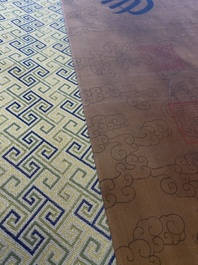 Ecole chinoise: Calligraphie verticale d'apr&egrave;s l'emp&eacute;reur Yongzheng, encre sur soie, probablement 20&egrave;me