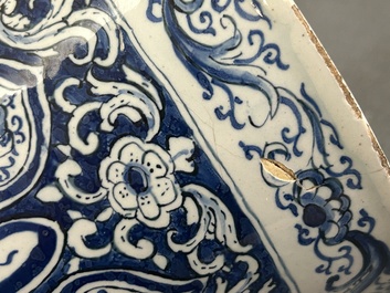 Garniture de cinq vases en fa&iuml;ence de Delft en bleu et blanc, 1er quart du 18&egrave;me