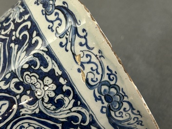 Een fijn blauw-wit Delfts vijfdelig kaststel, 1e kwart 18e eeuw