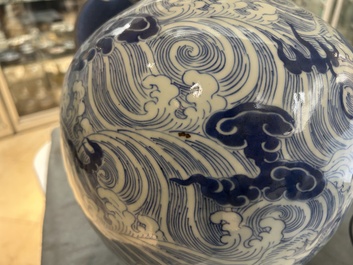 Vase de forme bouteille en porcelaine de Chine en bleu et blanc &agrave; d&eacute;cor de dragons, 19&egrave;me