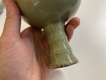 Drie Chinese celadon-geglazuurde vaasjes, twee stem cups en een blauw-wit vaasje, Ming