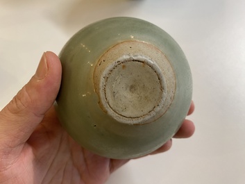 Drie Chinese celadon-geglazuurde vaasjes, twee stem cups en een blauw-wit vaasje, Ming