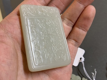 Cinq pendentifs en jade blanc et c&eacute;ladon, Chine, 19/20&egrave;me