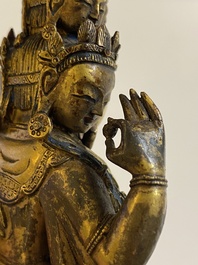 Een Sino-Tibetaanse vergulde bronzen Avalokitesvara, wellicht 19e eeuw
