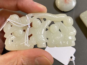 Vijf Chinese snijwerken in witte en celadon jade, 19/20e eeuw