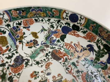 Plat en porcelaine de Chine famille verte &agrave; d&eacute;cor d'antiquit&eacute;s et d'animaux, Kangxi