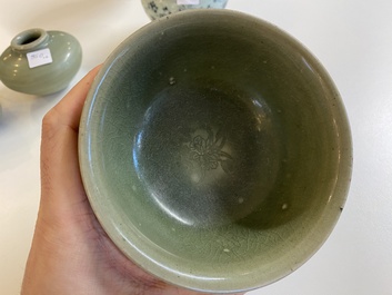 Drie Chinese celadon-geglazuurde vaasjes, twee stem cups en een blauw-wit vaasje, Ming