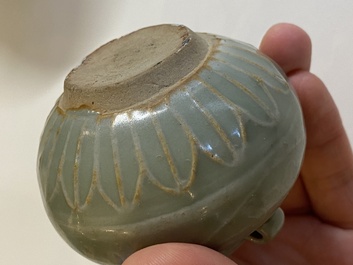 Drie Chinese celadon-geglazuurde vaasjes, twee stem cups en een blauw-wit vaasje, Ming