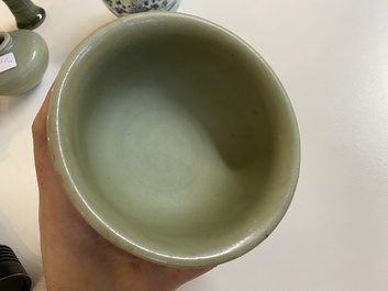 Drie Chinese celadon-geglazuurde vaasjes, twee stem cups en een blauw-wit vaasje, Ming