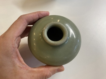 Drie Chinese celadon-geglazuurde vaasjes, twee stem cups en een blauw-wit vaasje, Ming