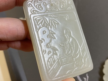 Cinq pendentifs en jade blanc et c&eacute;ladon, Chine, 19/20&egrave;me