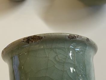 Drie Chinese celadon-geglazuurde vaasjes, twee stem cups en een blauw-wit vaasje, Ming