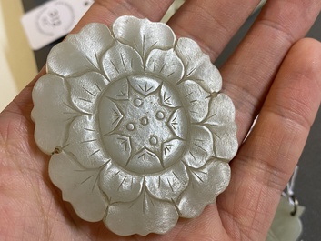 Cinq pendentifs en jade blanc et c&eacute;ladon, Chine, 19/20&egrave;me