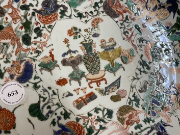 Plat en porcelaine de Chine famille verte &agrave; d&eacute;cor d'antiquit&eacute;s et d'animaux, Kangxi
