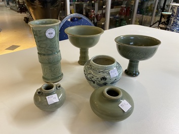 Trois vases et deux bols sur talon en porcelaine de Chine en c&eacute;ladon et un vase en bleu et blanc, Ming