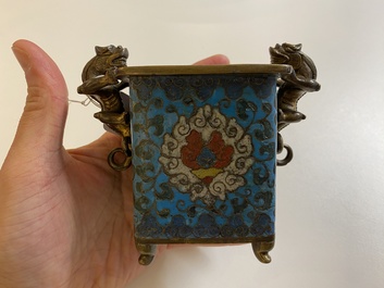 Een Chinese cloisonn&eacute; wierookbrander met chilong handgrepen, late Ming of vroege Qing