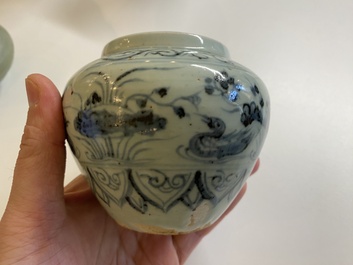 Trois vases et deux bols sur talon en porcelaine de Chine en c&eacute;ladon et un vase en bleu et blanc, Ming