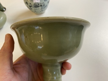 Drie Chinese celadon-geglazuurde vaasjes, twee stem cups en een blauw-wit vaasje, Ming