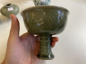 Drie Chinese celadon-geglazuurde vaasjes, twee stem cups en een blauw-wit vaasje, Ming